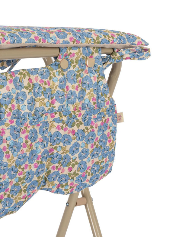 Table à langer Fleur Rosier pour poupées Konges Slojd avec étagère et housse fleurie bleue