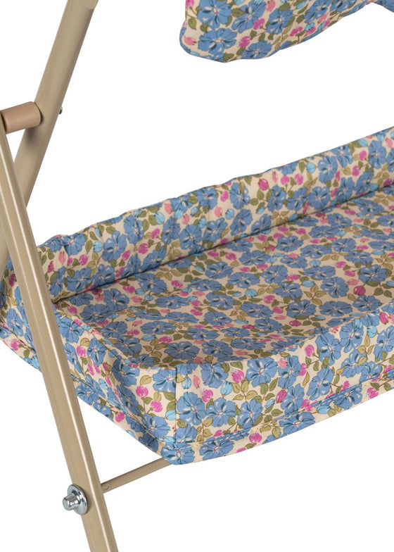 Table à langer Fleur Rosier pour poupées Konges Slojd avec étagère et housse fleurie bleue