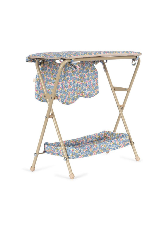 Table à langer Fleur Rosier pour poupées Konges Slojd avec étagère et housse fleurie bleue