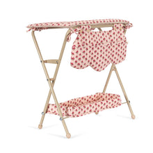  Table à langer Rosie Rose pour poupées Konges Slojd avec étagère et tissu fleuri rose