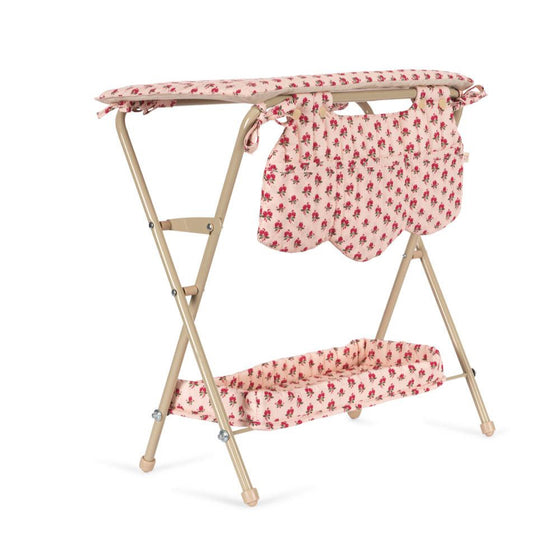 Table à langer Rosie Rose pour poupées Konges Slojd avec étagère et tissu fleuri rose
