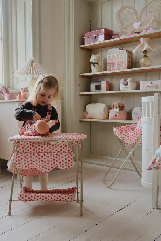 Table à langer Rosie Rose pour poupées Konges Slojd avec étagère et tissu fleuri rose