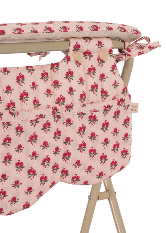 Table à langer Rosie Rose pour poupées Konges Slojd avec étagère et tissu fleuri rose