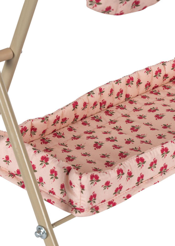 Table à langer Rosie Rose pour poupées Konges Slojd avec étagère et tissu fleuri rose
