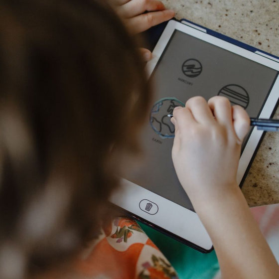 Tablette à dessin bleu nuit Kidydraw Mini Galaxie – Kidywolf, avec illustrations spatiales