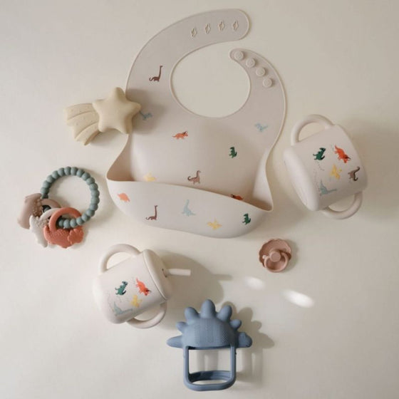 Tasse à paille Mushie Dino en silicone avec poignées et motifs dinosaures