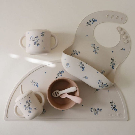 Tasse à paille Mushie Lilac Flowers en silicone avec poignées pour bébé