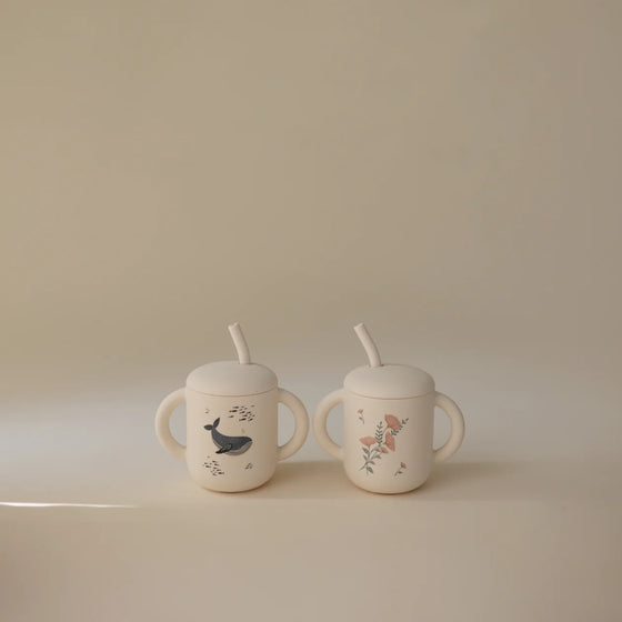 Tasse avec anses et paille en silicone motif baleine Mushie - sans BPA