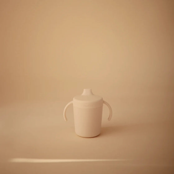 Tasse d’apprentissage avec anses et bec verseur en plastique PP ivoire Mushie – Concept store famille