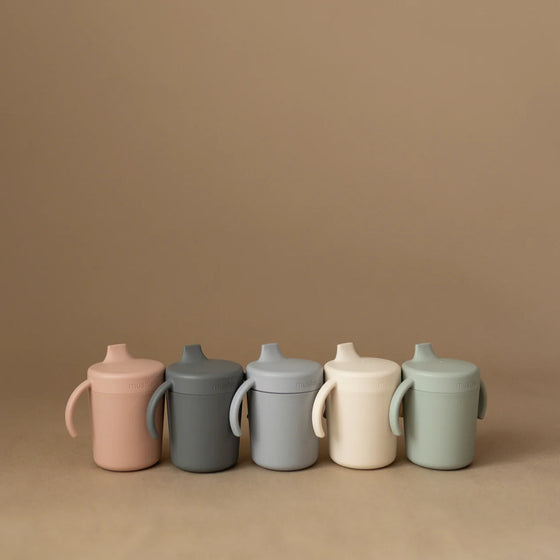 Tasse d’apprentissage avec anses et bec verseur en plastique PP ivoire Mushie – Concept store famille
