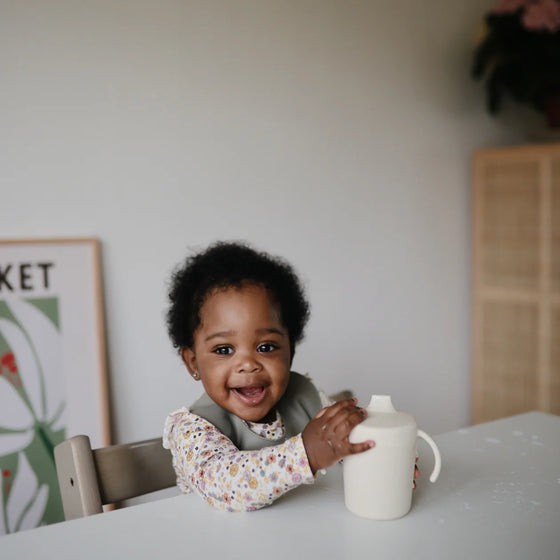 Tasse d’apprentissage avec anses et bec verseur en plastique PP ivoire Mushie – Concept store famille