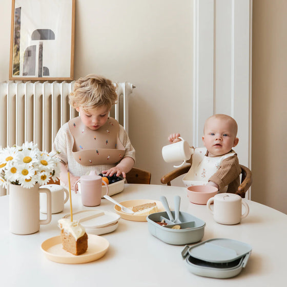 Tasse d’apprentissage avec anses et bec verseur en plastique PP ivoire Mushie – Concept store famille