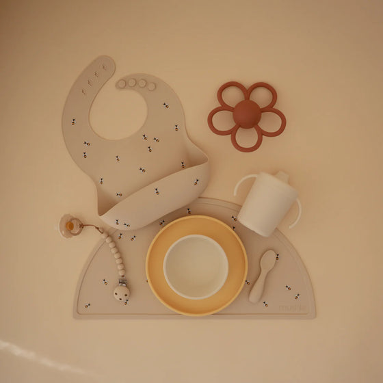 Tasse d’apprentissage avec anses et bec verseur en plastique PP ivoire Mushie – Concept store famille