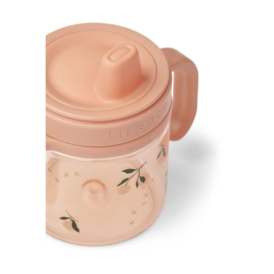 Tasse à bec Kyla en triant 280 ml Peach Sea Shell Liewood.