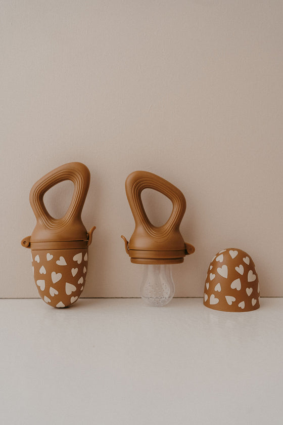 tétine grignoteuse coeurs pour bébé fall in love Camel zakuw