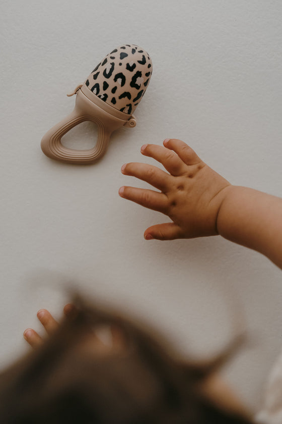 Tétine grignoteuse motif léopard Zakuw pour bébé – alimentation et dentition