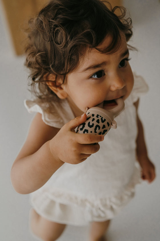 Tétine grignoteuse motif léopard Zakuw pour bébé – alimentation et dentition