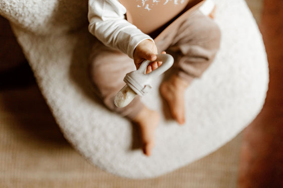 Tétine grignoteuse bébé en silicone couleur sable Zakuw