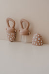 Tétine grignoteuse Fall in Love taupe avec cœurs blancs – ZAKUW, idéale pour introduire fruits et légumes aux bébés en toute sécurité.