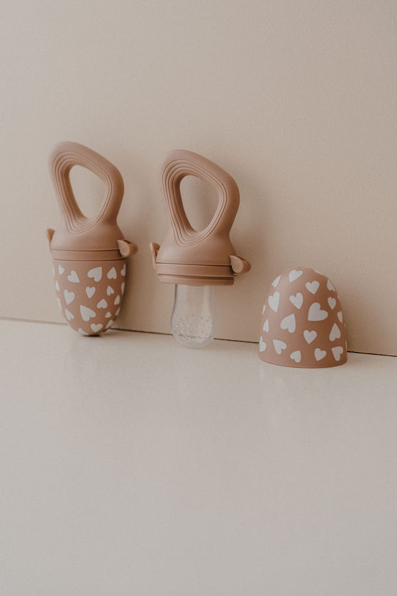 Tétine grignoteuse Fall in Love taupe avec cœurs blancs – ZAKUW, idéale pour introduire fruits et légumes aux bébés en toute sécurité.