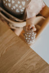 Tétine grignoteuse Fall in Love taupe avec cœurs blancs – ZAKUW, idéale pour introduire fruits et légumes aux bébés en toute sécurité.