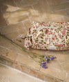 Trousse de toilette Bellemme Belize imprimé floral rose sur fond écru, coton matelassé, modèle artisanal élégant et spacieux