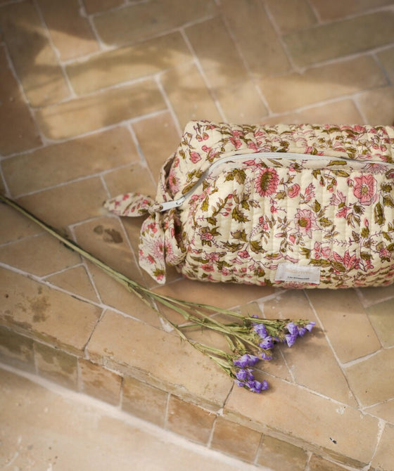 Trousse de toilette Bellemme Belize imprimé floral rose sur fond écru, coton matelassé, modèle artisanal élégant et spacieux