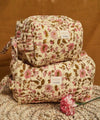 Trousse de toilette Bellemme Belize imprimé floral rose sur fond écru, coton matelassé, modèle artisanal élégant et spacieux