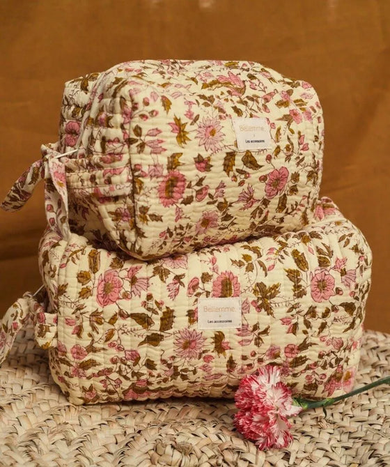 Trousse de toilette Bellemme Belize imprimé floral rose sur fond écru, coton matelassé, modèle artisanal élégant et spacieux