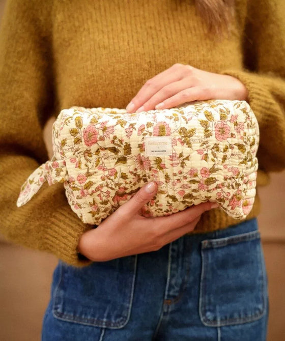 Trousse de toilette Bellemme Belize imprimé floral rose sur fond écru, coton matelassé, modèle artisanal élégant et spacieux