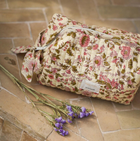 Trousse de toilette Bellemme Belize imprimé floral rose sur fond écru, coton matelassé, modèle artisanal élégant et spacieux