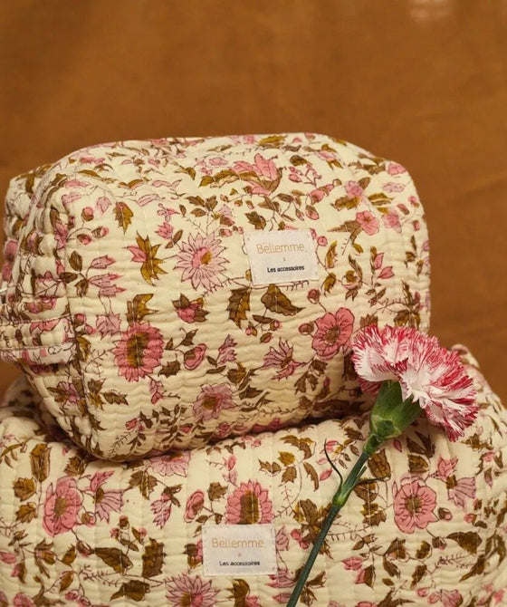 Trousse de toilette Bellemme Belize imprimé floral rose sur fond écru, coton matelassé, modèle artisanal élégant et spacieux