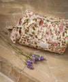 Trousse de toilette Bellemme Belize imprimé floral rose sur fond écru, coton matelassé, modèle artisanal élégant et spacieux