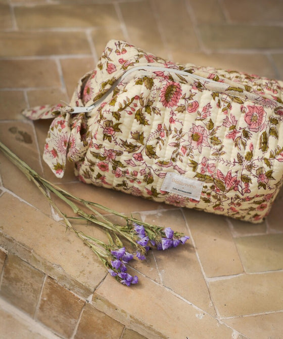 Trousse de toilette Bellemme Belize imprimé floral rose sur fond écru, coton matelassé, modèle artisanal élégant et spacieux