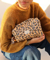 Trousse de toilette Bellemme imprimé léopard camel et bleu en coton matelassé, format pratique, idéale pour voyages ou salle de bain