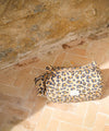Trousse de toilette Bellemme imprimé léopard camel et bleu en coton matelassé, format pratique, idéale pour voyages ou salle de bain