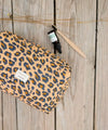 Trousse de toilette Bellemme imprimé léopard camel et bleu en coton matelassé, format pratique, idéale pour voyages ou salle de bain