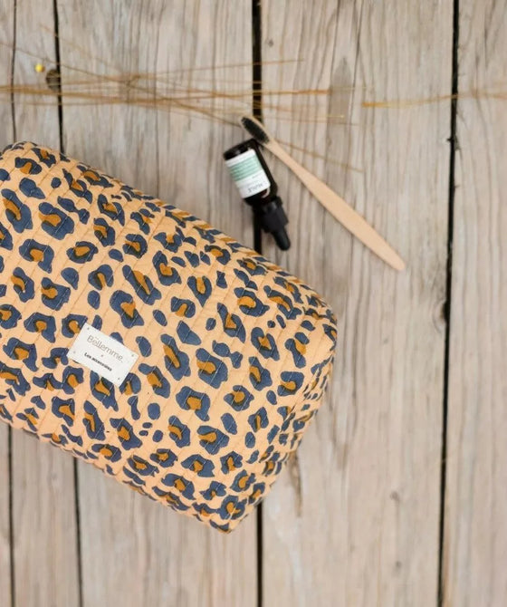 Trousse de toilette Bellemme imprimé léopard camel et bleu en coton matelassé, format pratique, idéale pour voyages ou salle de bain