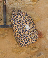 Trousse de toilette Bellemme imprimé léopard camel et bleu en coton matelassé, format pratique, idéale pour voyages ou salle de bain
