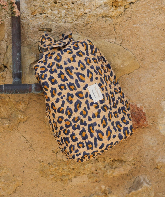Trousse de toilette Bellemme imprimé léopard camel et bleu en coton matelassé, format pratique, idéale pour voyages ou salle de bain