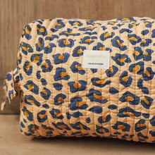  Trousse de toilette Bellemme imprimé léopard camel et bleu en coton matelassé, format pratique, idéale pour voyages ou salle de bain