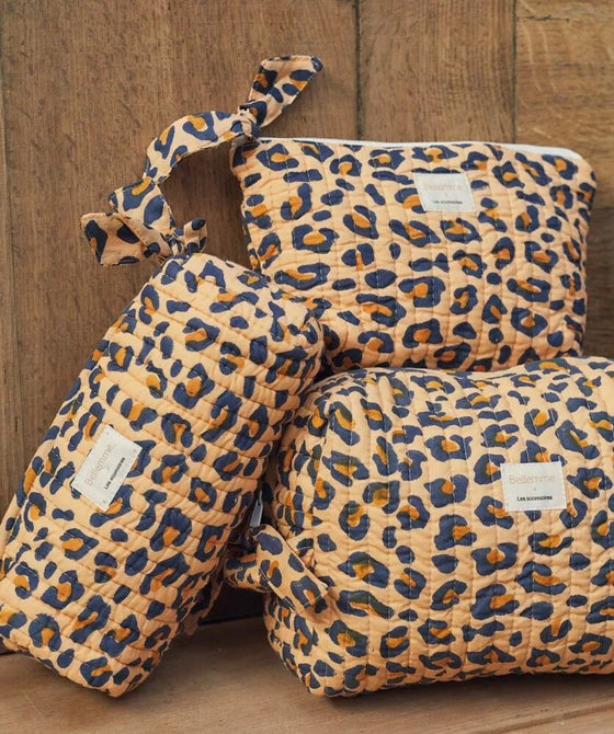 Trousse de toilette Bellemme imprimé léopard camel et bleu en coton matelassé, format pratique, idéale pour voyages ou salle de bain