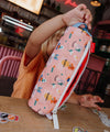 Trousse Hello Hossy Flore rose à imprimé floral avec fermeture blanche et extrémités bleu ciel
