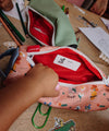 Trousse Hello Hossy Flore rose à imprimé floral avec fermeture blanche et extrémités bleu ciel