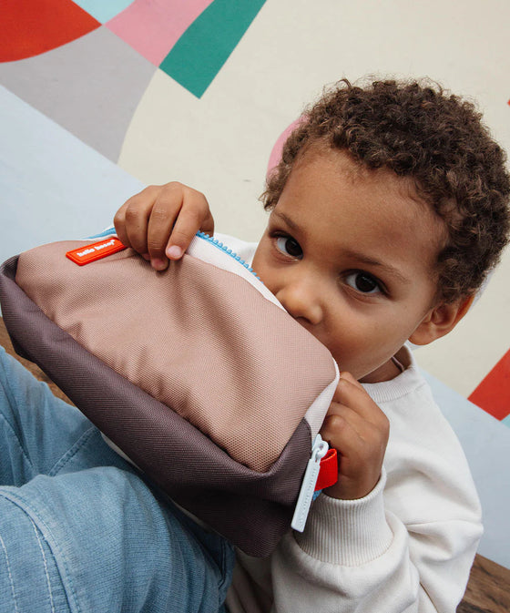 Trousse Hello Hossy Mini Walnut beige et marron avec deux fermetures zippées bleues