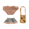 Tenue Maileg pour Petite Sœur Souris avec haut rayé, jupe bleue et sac bandoulière en forme de gruyère