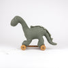 Jouet à tirer dinosaure vert en tissu avec roues bois – Victor le dinosaure Egmont Toys