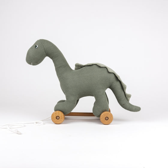 Jouet à tirer dinosaure vert en tissu avec roues bois – Victor le dinosaure Egmont Toys