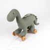 Jouet à tirer dinosaure vert en tissu avec roues bois – Victor le dinosaure Egmont Toys