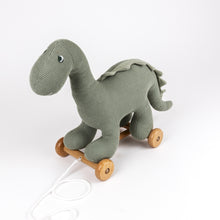  Jouet à tirer dinosaure vert en tissu avec roues bois – Victor le dinosaure Egmont Toys